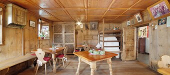 Apartment 'Schnatzhof Schwalbennest' with Mountain View, Shared Terrace and Wi-Fi