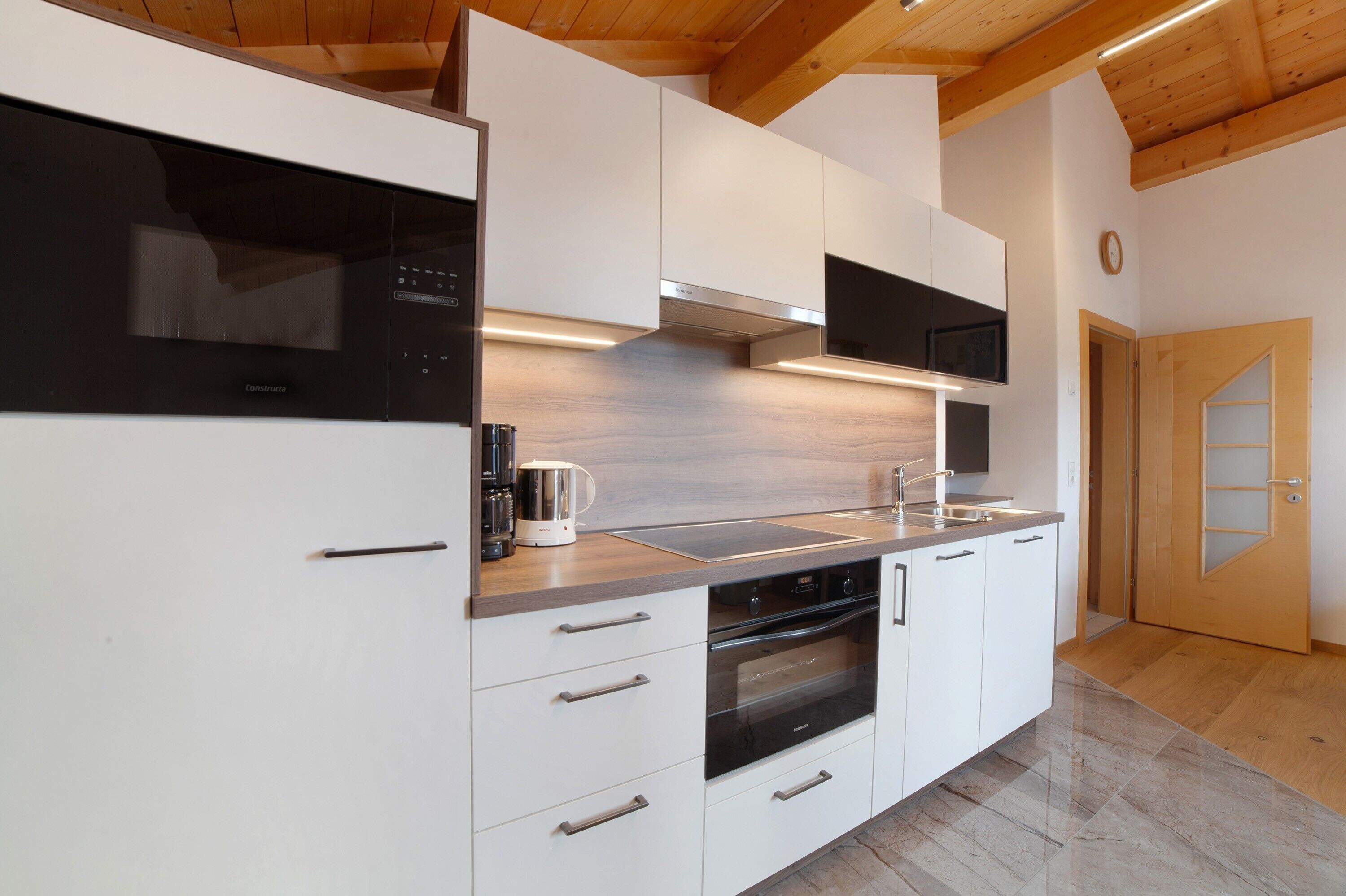 Frigorifero, microonde, forno, piano cottura