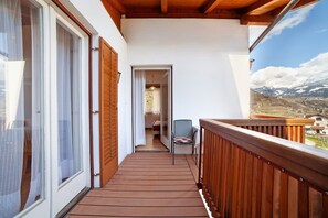 Terrace/patio - Farmhouse 'Fröhlichhof Apfelblüte' with Mountain View, Shared Pool and Wi-Fi (Algund)