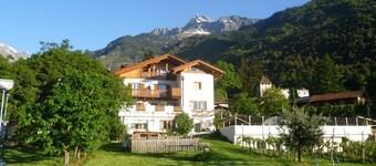Farmhouse 'Fröhlichhof Apfelblüte' with Mountain View, Shared Pool and Wi-Fi