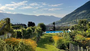Pool - Farmhouse 'Fröhlichhof Apfelblüte' with Mountain View, Shared Pool and Wi-Fi (Algund)