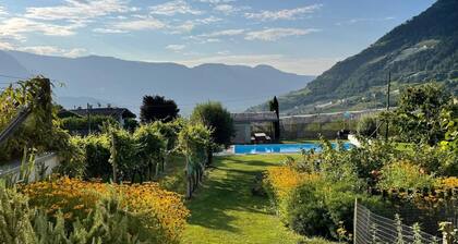 Bauernhof 'Fröhlichhof Apfelblüte' mit Bergblick, Gemeinschaftspool und WLAN