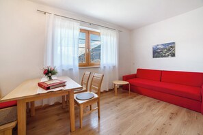 Tv och ett bordtennisbord