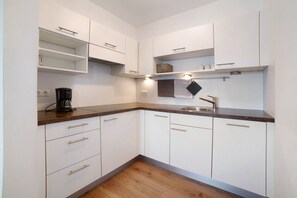 Geladeira, cooktop, lava-louças, cafeteira/chaleira