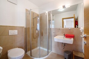 Shower, towels - Farmhouse 'Fröhlichhof Pergola' with Mountain View, Shared Pool and Wi-Fi (Algund)