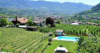 Bauernhaus 'Fröhlichhof Pink Lady' mit Bergblick, Gemeinschaftspool und WLAN