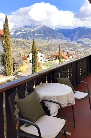 Outdoor dining - Farmhouse 'Fröhlichhof Pink Lady' with Mountain View, Shared Pool and Wi-Fi (Algund)