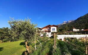Property grounds - Farmhouse 'Fröhlichhof Wohnung Panorama' with Mountain View, Shared Pool and Wi-Fi (Algund)