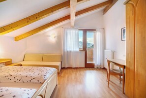 2 bedrooms, free WiFi, bed sheets - Farmhouse 'Fröhlichhof Wohnung Panorama' with Mountain View, Shared Pool and Wi-Fi (Algund)