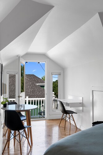 Studio 8~ Modern Loft w/ private balcony