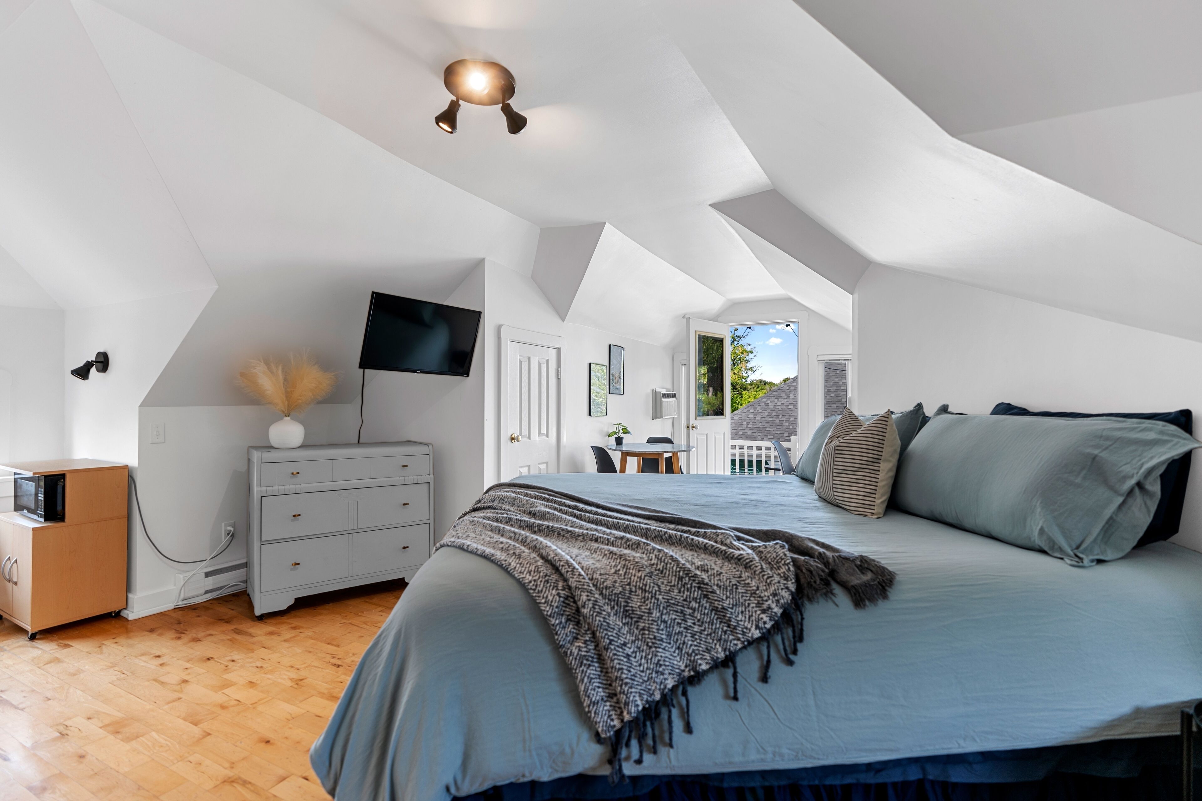 1 habitación, tabla de planchar con plancha y ropa de cama 