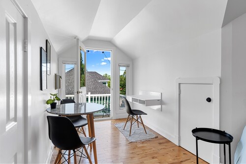 Studio 8~ Modern Loft w/ private balcony