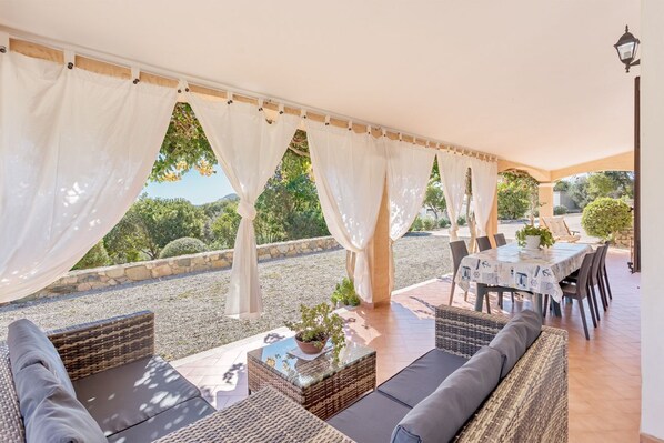 Outdoor dining - Domu Elgive ground floor (Tertenia)