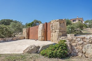 Property grounds - Domu Elgive ground floor (Tertenia)