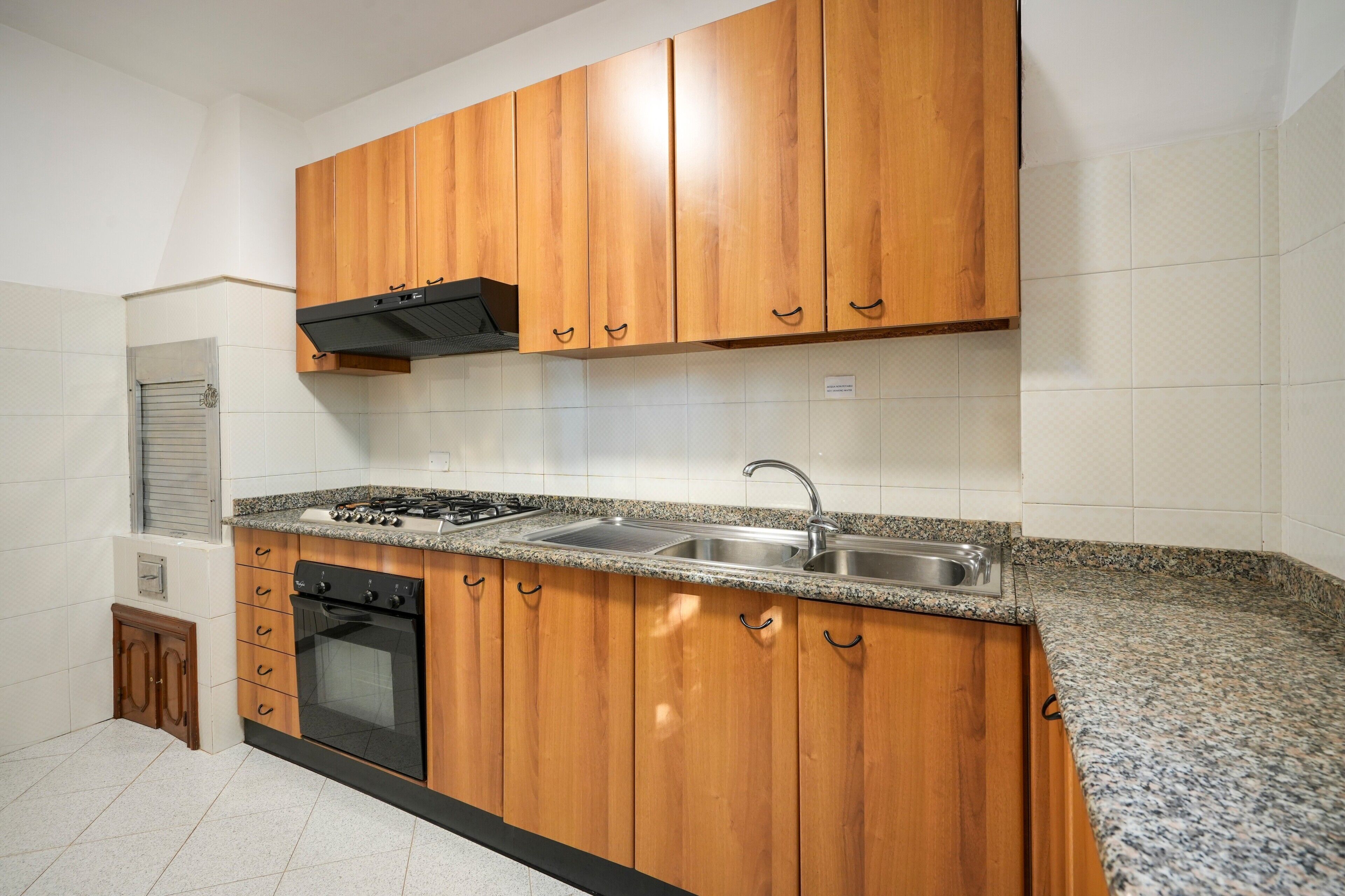 Cafetera y tetera, refrigerador, horno y parrilla de estufa 