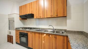 Cafetera y tetera, refrigerador, horno y parrilla de estufa