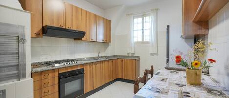 Fridge, oven, stovetop, coffee/tea maker