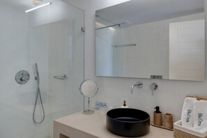 Dusj, hårføner og håndklær