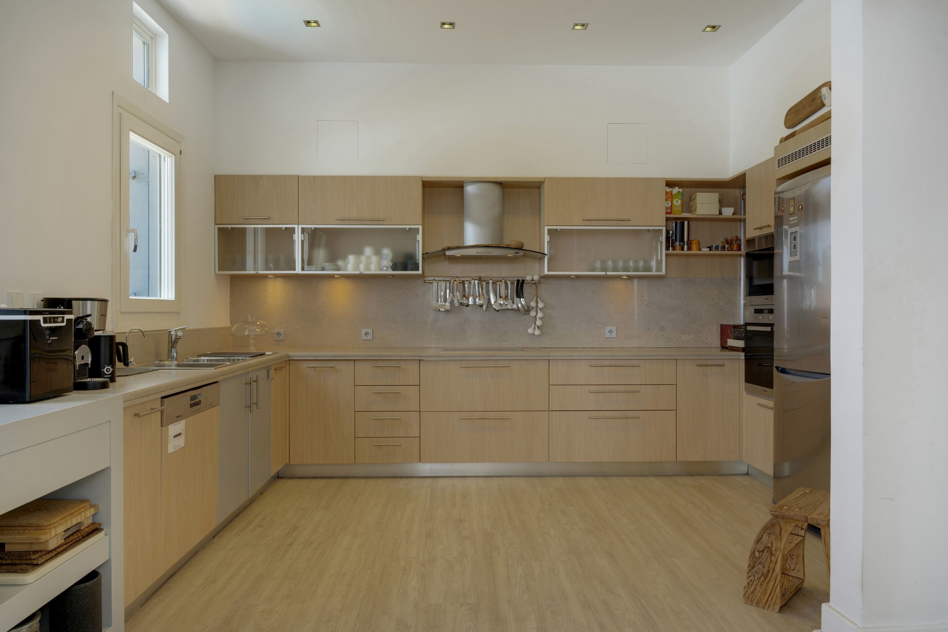 Een oven, een kookplaat, een vaatwasser