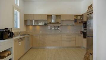 Een oven, een kookplaat, een vaatwasser