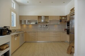 Ovn, kokeplater, oppvaskmaskin og kaffetrakter/tekoker