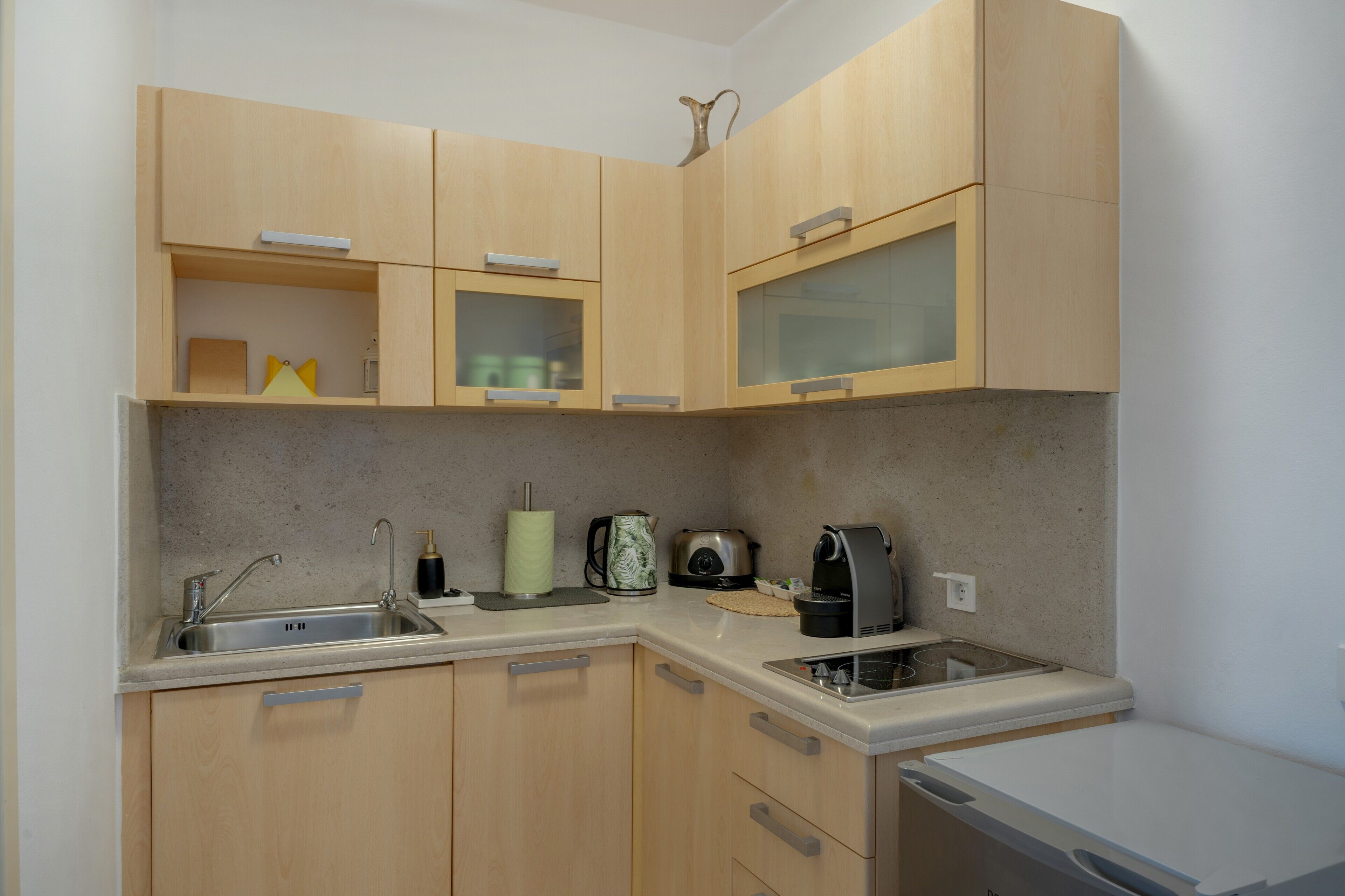 Refrigerador, placa de cocina, tetera/pava eléctrica