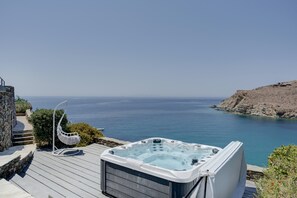 Outdoor spa tub - Studio Apartment "Blueros - Orange Suite" with Sea View, Shared Pool & Wi-Fi (Syros)