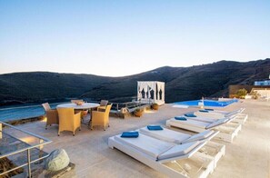 Outdoor dining - Apartment 'Blueros - Sand Suite' with Sea View, Wi-Fi and Air Conditioning (Syros)