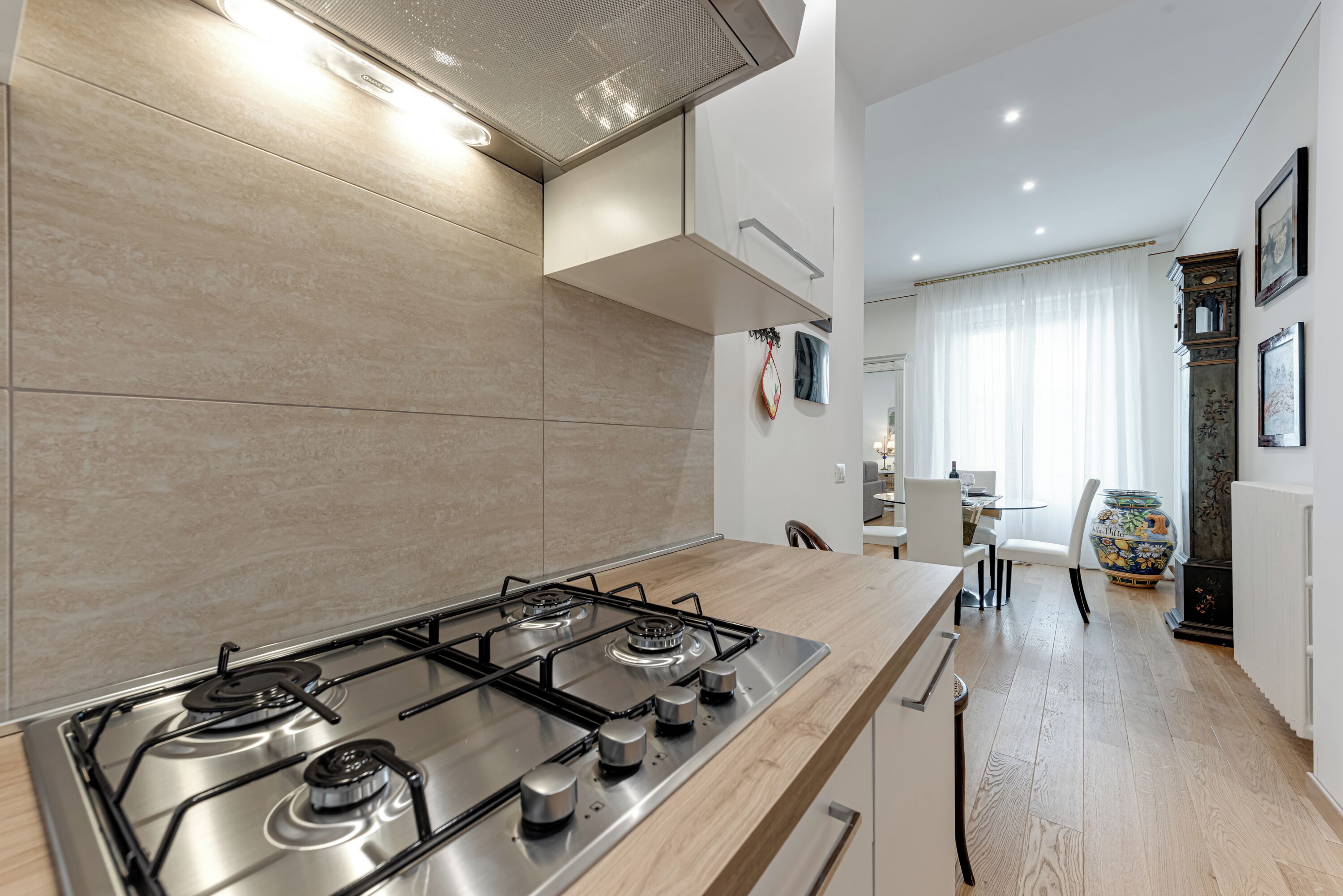 Frigorifero, microonde, piano cottura, lavastoviglie