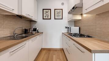 Frigorifero, microonde, piano cottura, lavastoviglie