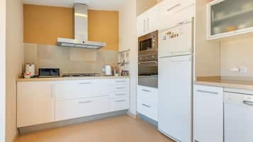 Een koelkast, een magnetron, een oven, een kookplaat