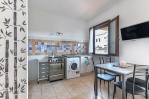 Kühlschrank, Herdplatte, Kochgeschirr/Geschirr/Besteck