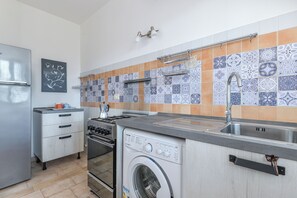 Jääkaappi, liesi, keittoastiat/astiat/ruokailuvälineet