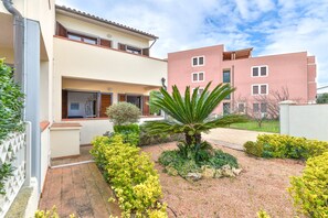 Exterior - Apartment 'Jolanda' with Private Terrace (Marina di Campo)