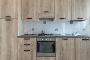 Jääkaappi, liesi, keittoastiat/astiat/ruokailuvälineet