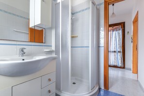 Shower - Apartment 'Jolanda' with Private Terrace (Marina di Campo)