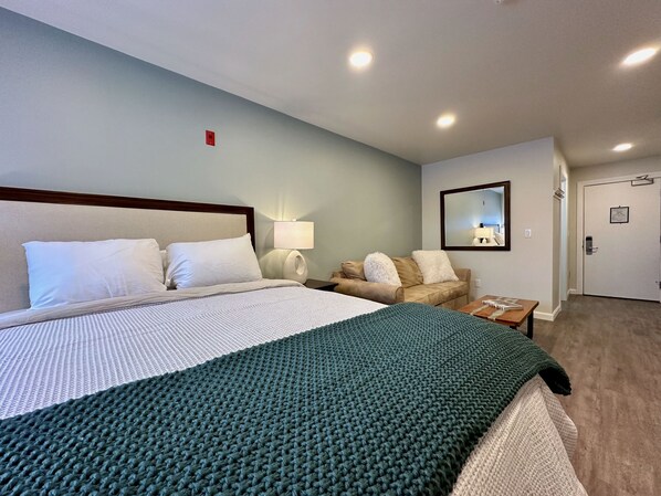 1 bedroom, desk, iron/ironing board, free WiFi - The Suites: Next Door - Studio at Killington Resort on the Bus Route. Discounted Ski Rentals. 531 (Killington)