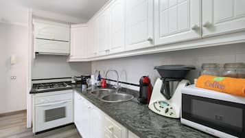 Een koelkast, een microgolfoven, een oven, een kookplaat