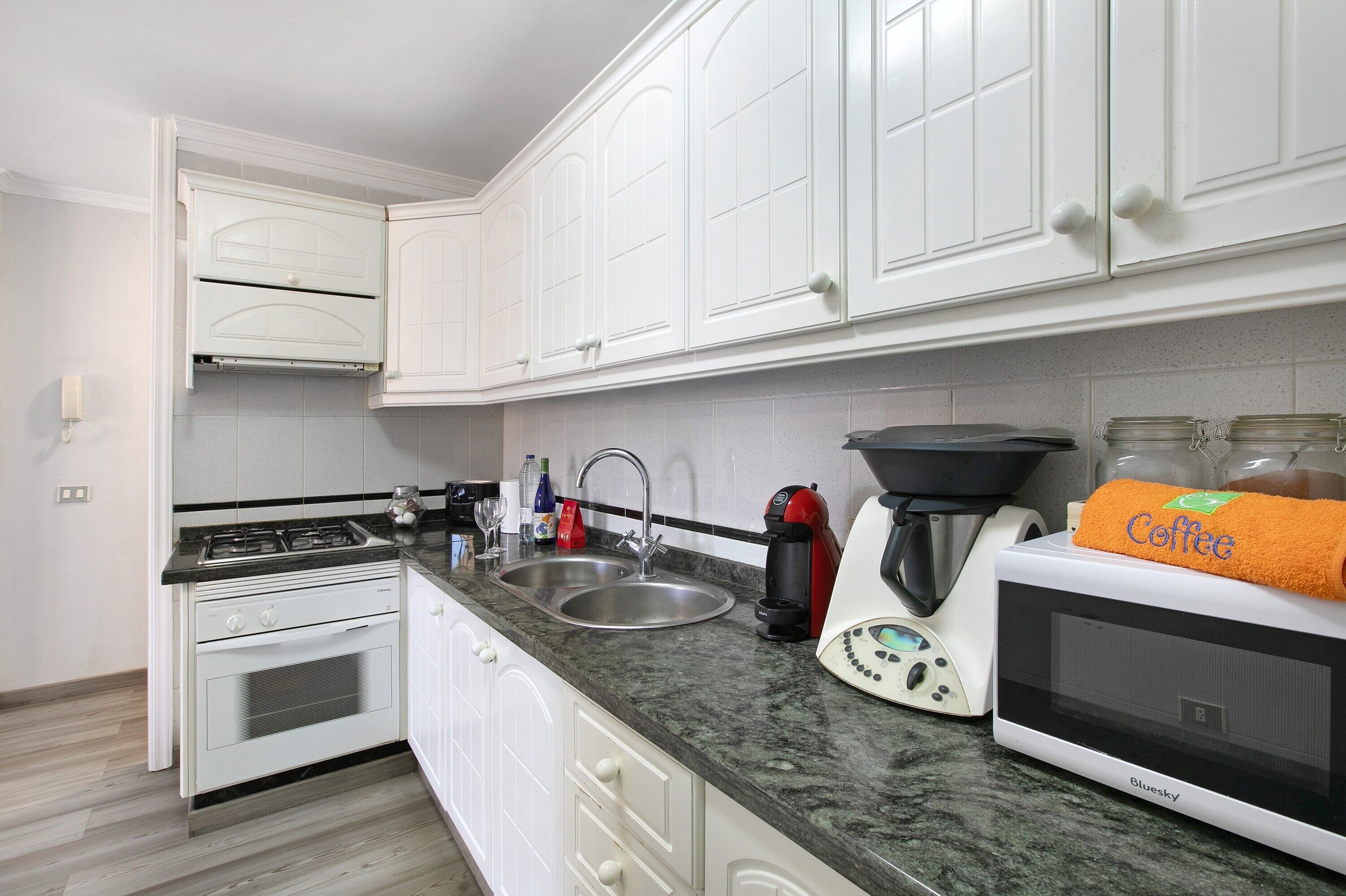 Frigorífic, microones, forn i placa de cuina 