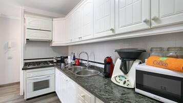 Frigorífic, microones, forn i placa de cuina