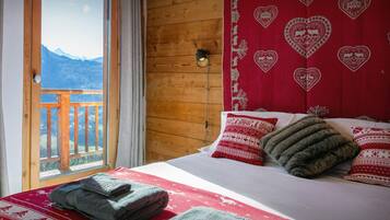 5 bedrooms, iron/ironing board, WiFi, bed sheets