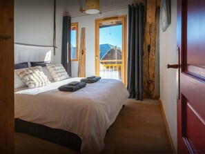 5 bedrooms, iron/ironing board, WiFi, bed sheets