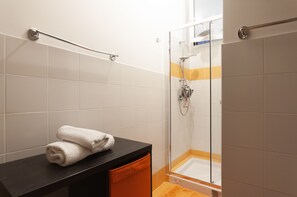 Doccia, asciugacapelli, bidet, asciugamani