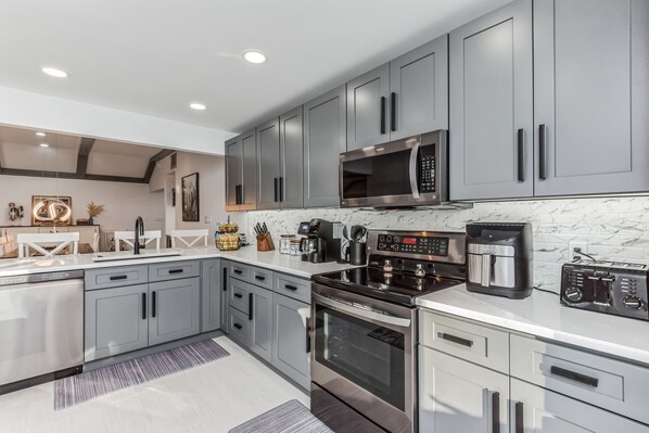 Frigorífic, microones, forn i placa de cuina