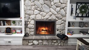 Interior - Winter Retreat: Hot Tub, Fire Place 5 Beds Near ND (Niles)