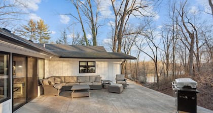 Riveredge Retreat: Hot Tub, Kayaks, 5 Beds Near ND