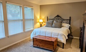 4 bedrooms, desk, iron/ironing board, WiFi - Family friendly fully furnished home in a quiet neighborhood. (Austin)