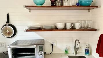 Fridge, microwave, oven, coffee/tea maker