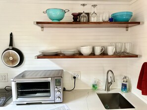 Frigorífico, microondas, horno y cafetera o tetera