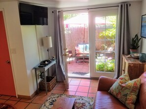 Una Smart TV, un reproductor de DVD, libros, una videoteca